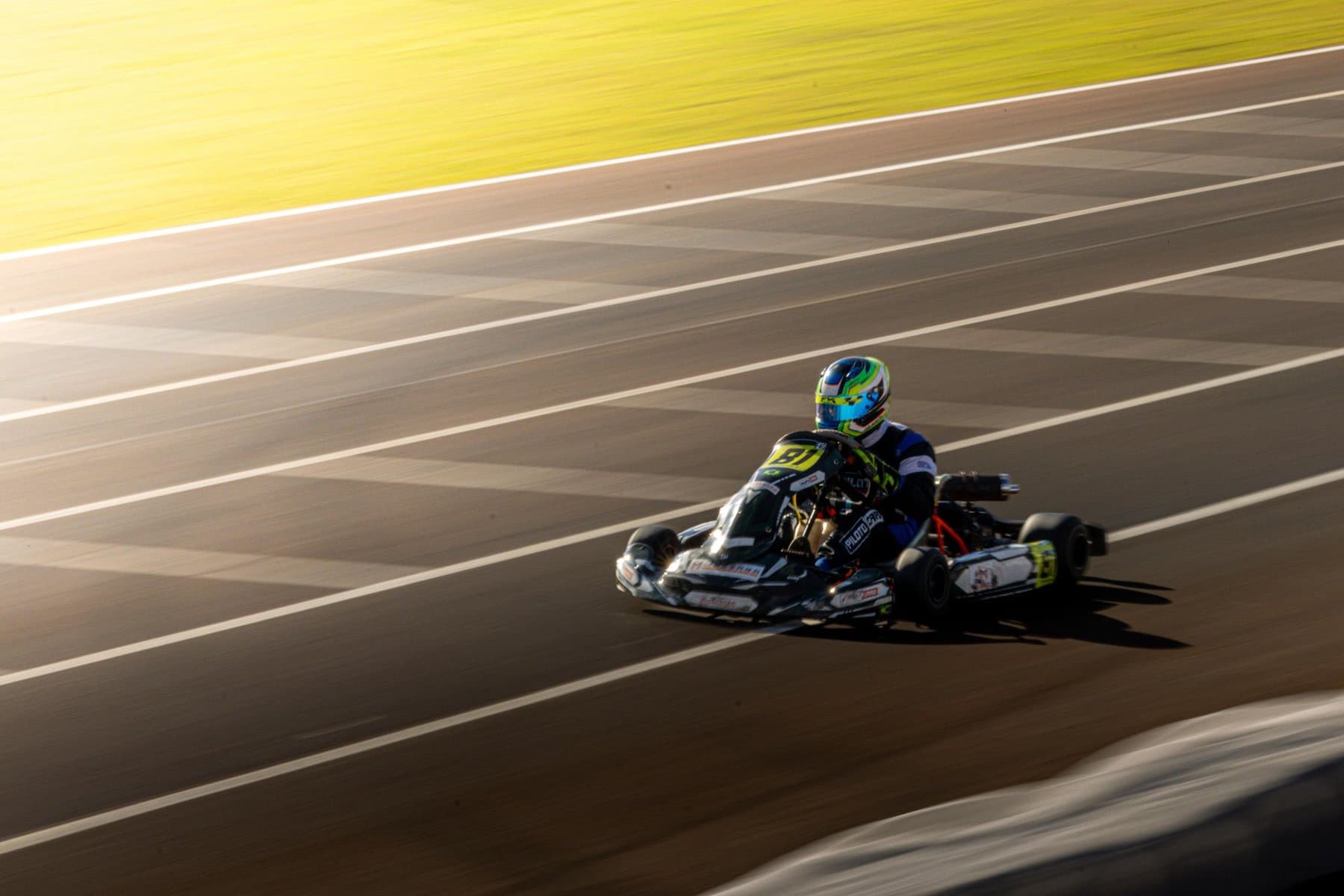Piloto da Massara Motorsport em curva de alta velocidade